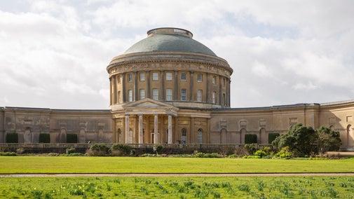 A sunny view of the Rotunda from across the North Lawn